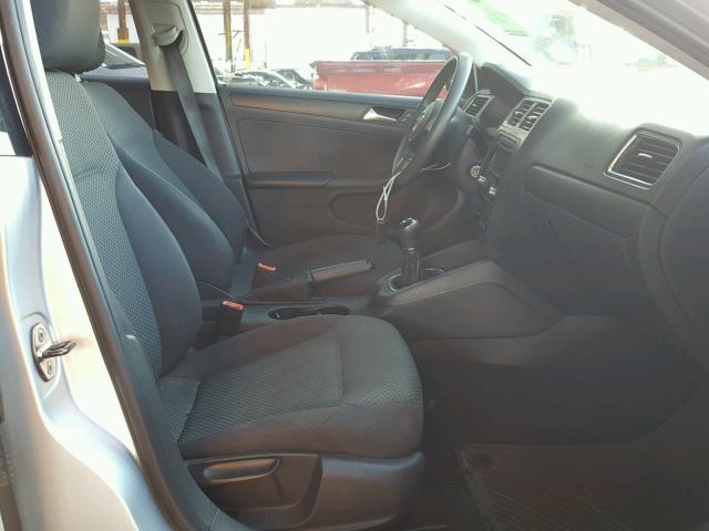 3VW1K7AJ2DM201803 - 2013 VOLKSWAGEN JETTA BASE SILVER photo 5