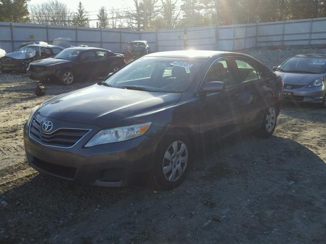 4T1BF3EK7BU138399 - 2011 TOYOTA CAMRY BASE GRAY photo 2