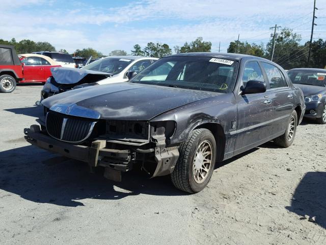 1LNHM82W41Y673296 - 2001 LINCOLN TOWN CAR S GRAY photo 2