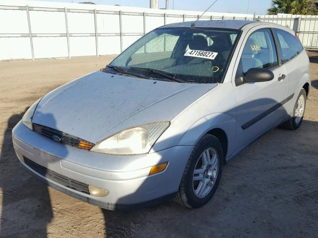 3FAFP3130YR156704 - 2000 FORD FOCUS ZX3 SILVER photo 2