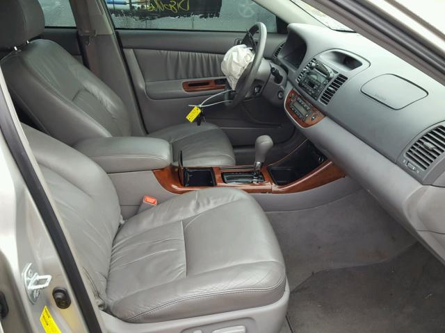 4T1BF30K54U572685 - 2004 TOYOTA CAMRY LE 银色 照片 5