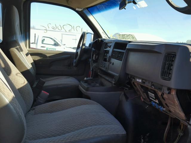 1GAHG39UX51254962 - 2005 CHEVROLET EXPRESS G3 WHITE photo 5