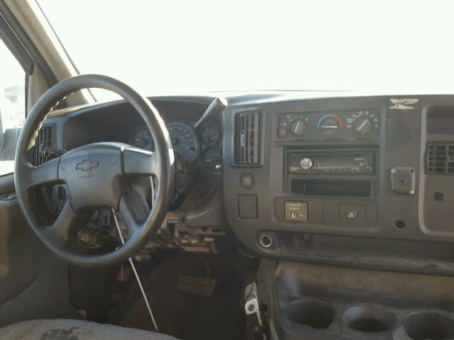 1GAHG39UX51254962 - 2005 CHEVROLET EXPRESS G3 WHITE photo 9