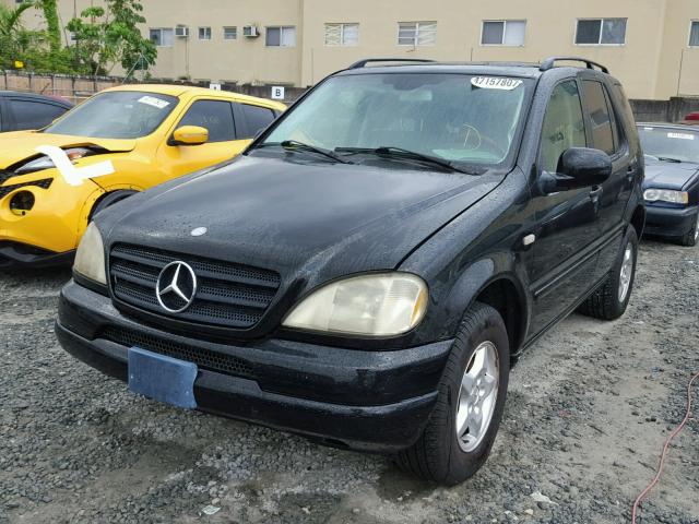 4JGAB54E61A257687 - 2001 MERCEDES-BENZ ML 320 BLACK photo 2