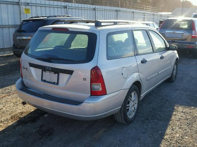 1FAFP36302W205574 - 2002 FORD FOCUS SE SILVER photo 4