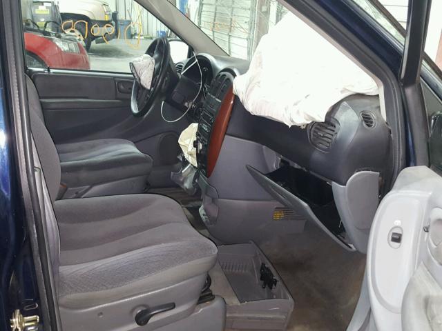 1C4GP45R65B263579 - 2005 CHRYSLER TOWN & COU BLUE photo 5