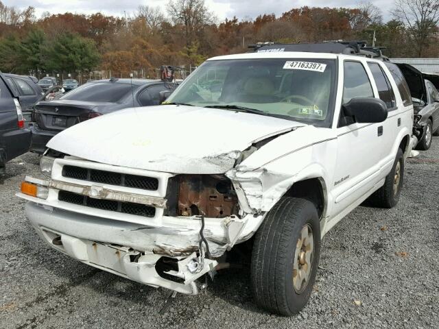 1GNDT13W9Y2132373 - 2000 CHEVROLET BLAZER WHITE photo 2