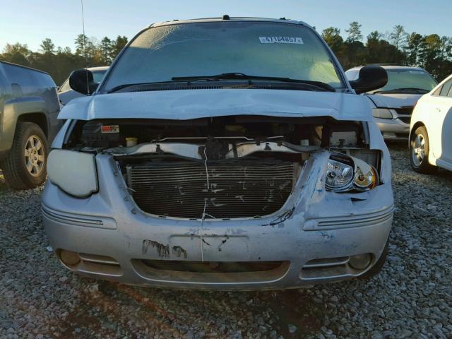 2C4GP64LX5R456781 - 2005 CHRYSLER TOWN & COU SILVER photo 9