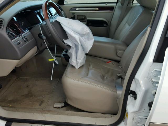 2LNBL8CV2BX759190 - 2011 LINCOLN TOWN CAR S WHITE photo 5