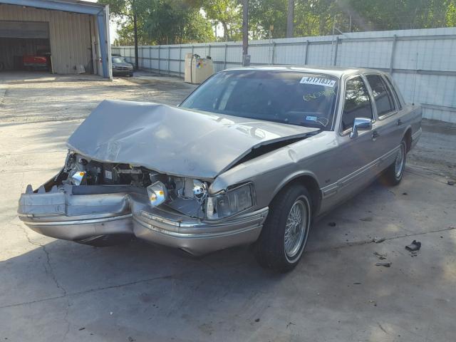 1LNLM82W8RY680449 - 1994 LINCOLN TOWN CAR S BEIGE photo 2