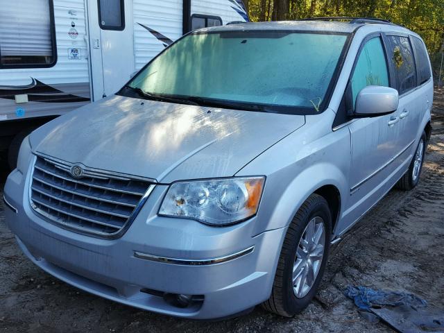 2A4RR5DX0AR286984 - 2010 CHRYSLER TOWN & COU SILVER photo 2