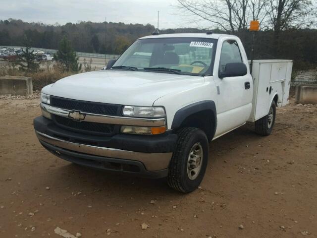 1GBHC24111E302429 - 2001 CHEVROLET SILVERADO WHITE photo 2