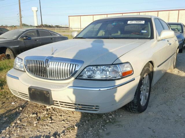 1LNHM82W87Y637961 - 2007 LINCOLN TOWN CAR S CREAM photo 2