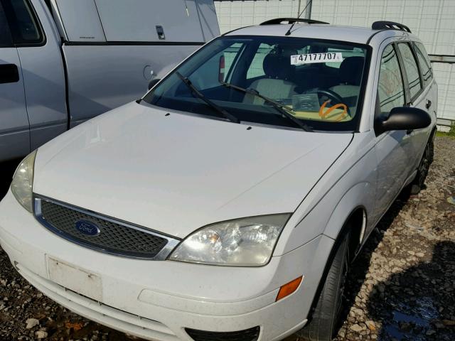 1FAFP36N55W123359 - 2005 FORD FOCUS ZXW WHITE photo 2