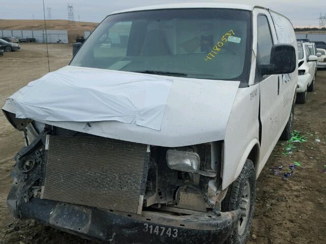 1GCGG25C681127480 - 2008 CHEVROLET EXPRESS G2 WHITE photo 2