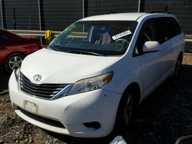 5TDKK3DC8BS035099 - 2011 TOYOTA SIENNA LE WHITE photo 2