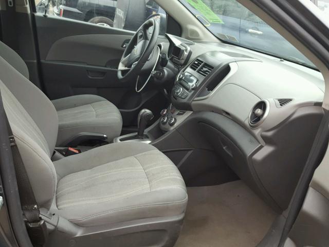 1G1JC5SH4D4159820 - 2013 CHEVROLET SONIC LT 灰色 照片 5