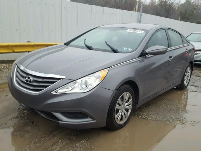 5NPEB4ACXDH615079 - 2013 HYUNDAI SONATA GRAY photo 2