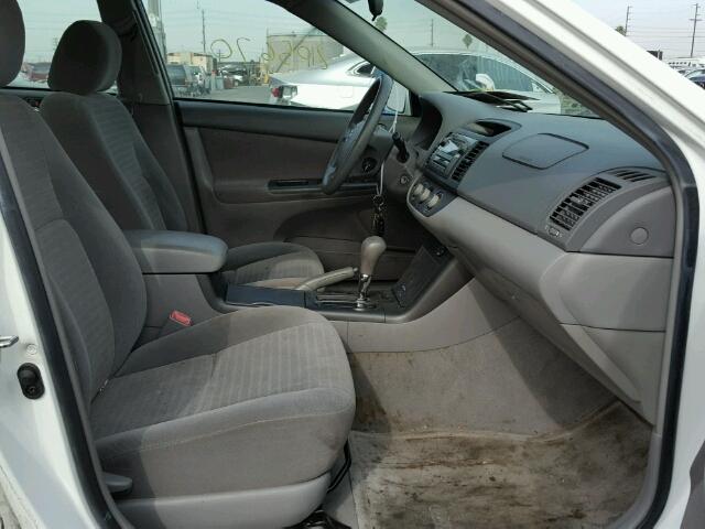 4T1BE32K15U637050 - 2005 TOYOTA CAMRY LE Weiß Foto 5