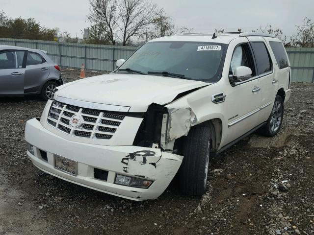 1GYUKEEJ4AR213079 - 2010 CADILLAC ESCALADE H WHITE photo 2