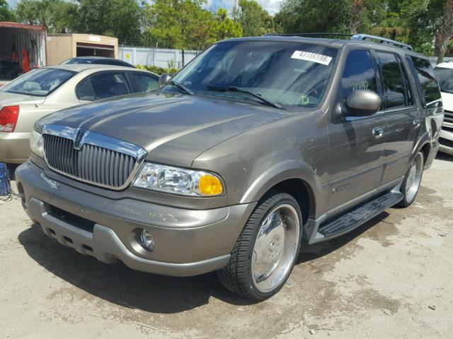 5LMEU27RX2LJ16147 - 2002 LINCOLN NAVIGATOR Złoty zdjęcie 2