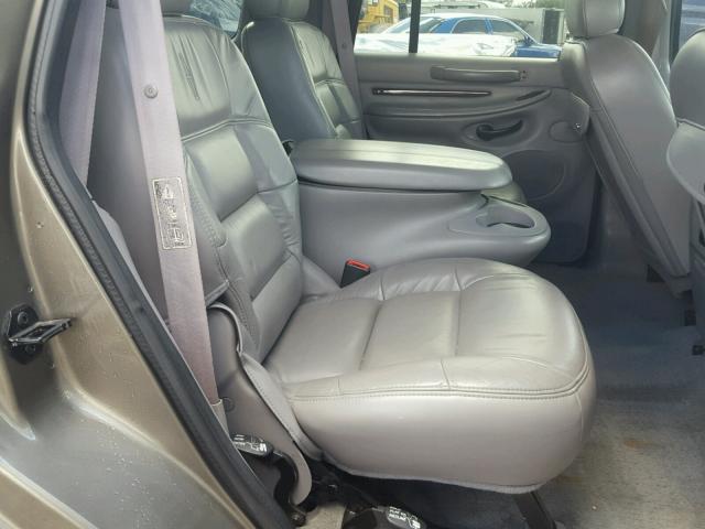 5LMEU27RX2LJ16147 - 2002 LINCOLN NAVIGATOR Złoty zdjęcie 6