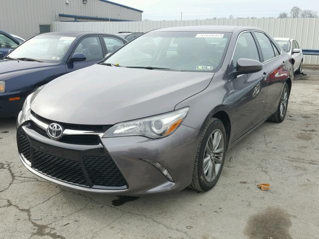 4T1BF1FK8FU061762 - 2015 TOYOTA CAMRY LE GRAY photo 2