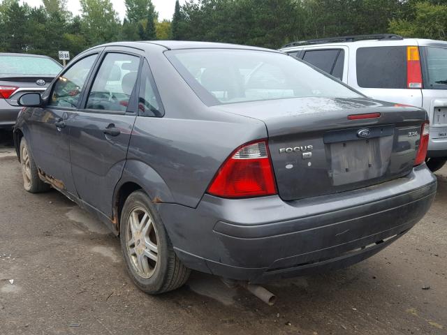 1FAFP34N45W215520 - 2005 FORD FOCUS ZX4 GRAY photo 3