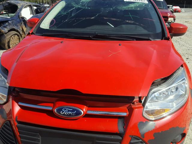 1FAHP3F23CL402404 - 2012 FORD FOCUS SE RED photo 9