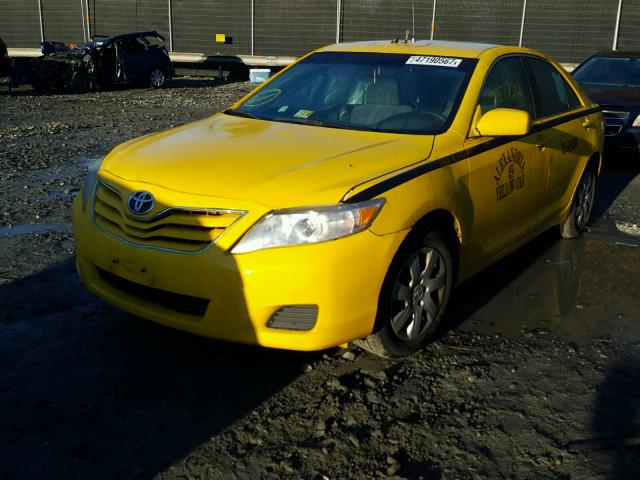 4T1BF3EK7BU135941 - 2011 TOYOTA CAMRY BASE YELLOW photo 2