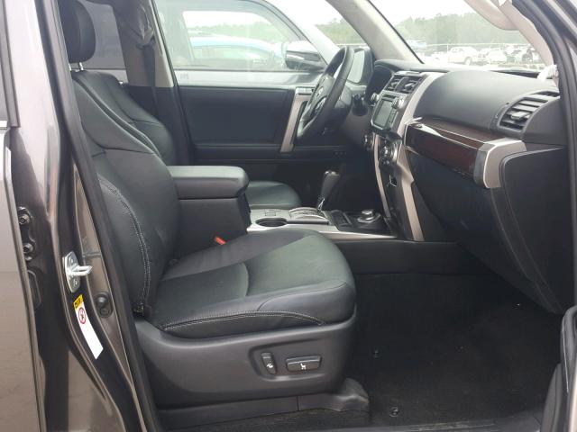 JTEBU5JR8J5502617 - 2018 TOYOTA 4RUNNER SR Szary zdjęcie 5