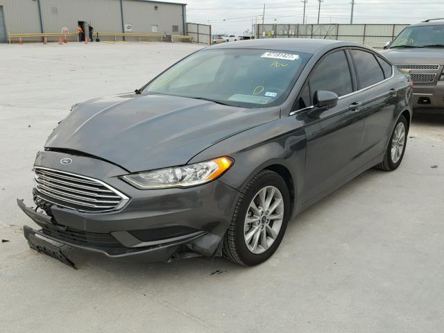 3FA6P0HD9HR246379 - 2017 FORD FUSION SE GRAY photo 2