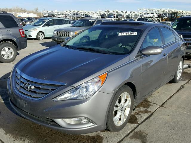 5NPEC4AC0BH185864 - 2011 HYUNDAI SONATA SE GRAY photo 2