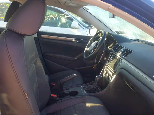 1VWDT7A3XHC064290 - 2017 VOLKSWAGEN PASSAT R-L BLUE photo 5