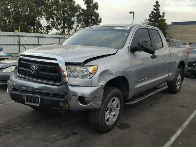 5TFRM5F15CX050476 - 2012 TOYOTA TUNDRA DOU SILVER photo 2