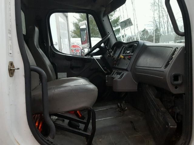 1FVACWDC75HV13147 - 2005 FREIGHTLINER M2 106 MED WHITE photo 5