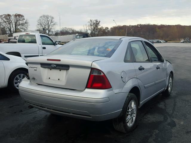 1FAFP34N07W182857 - 2007 FORD FOCUS ZX4 GRAY photo 4