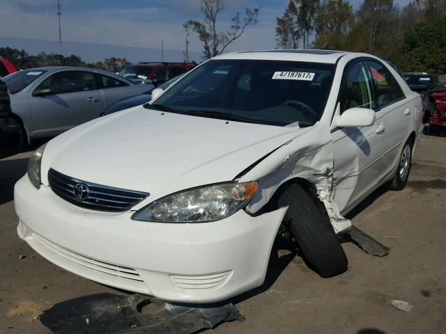 4T1BE32K15U621561 - 2005 TOYOTA CAMRY LE WHITE photo 2