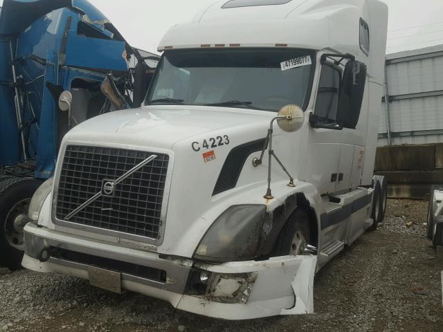 4V4NC9GH15N389744 - 2005 VOLVO VN VNL WHITE photo 2