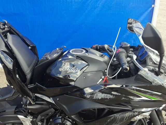 JKAEXEJ17HDA01072 - 2017 KAWASAKI EX650 J შავი ფოტო 5