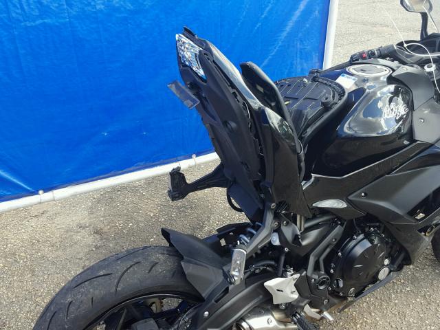 JKAEXEJ17HDA01072 - 2017 KAWASAKI EX650 J შავი ფოტო 9