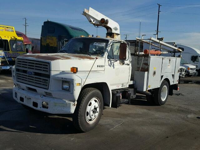 1FDMF60H3HVA17457 - 1987 FORD F600 Weiß Foto 2