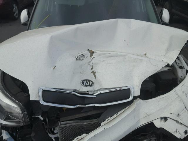 KNDJN2A28F7800885 - 2015 KIA SOUL WHITE photo 7