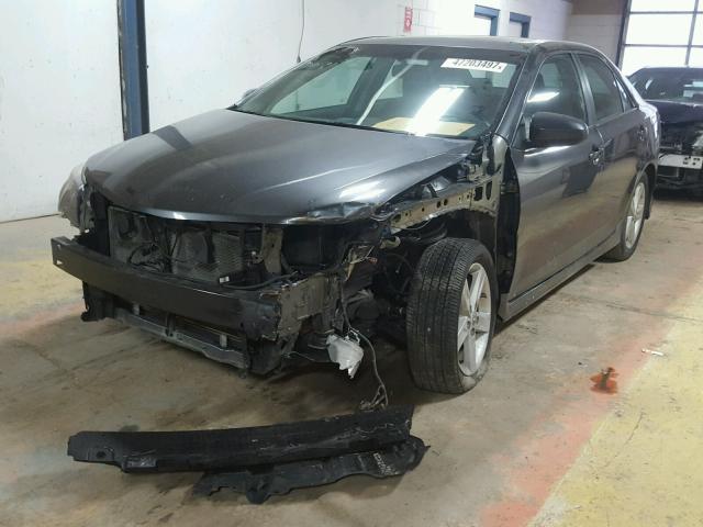 4T1BF1FK4DU281624 - 2013 TOYOTA CAMRY L 灰色 照片 2