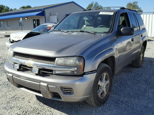 1GNDT13S852374810 - 2005 CHEVROLET TRAILBLAZE BEIGE photo 2