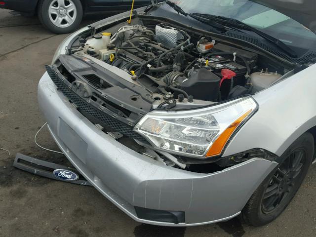 1FAHP3FNXAW280209 - 2010 FORD FOCUS SE SILVER photo 9