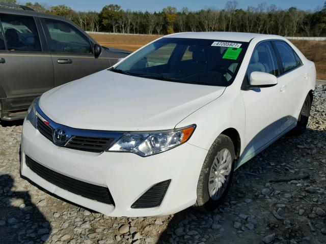 4T4BF1FK6CR260763 - 2012 TOYOTA CAMRY BASE WHITE photo 2