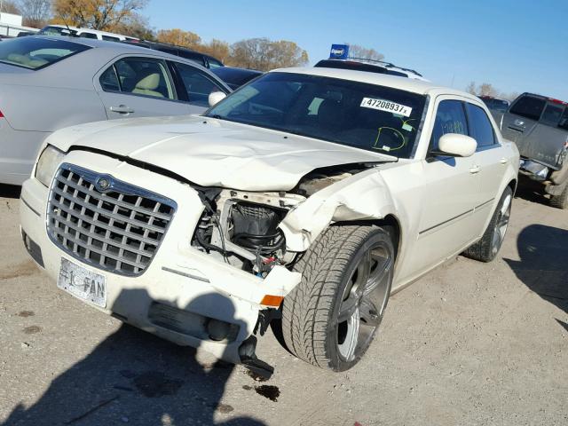 2C3KA53G97H715896 - 2007 CHRYSLER 300 TOURIN WHITE photo 2