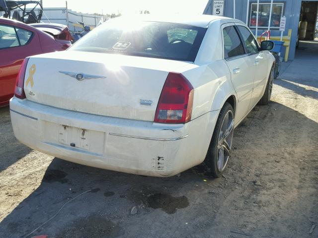 2C3KA53G97H715896 - 2007 CHRYSLER 300 TOURIN WHITE photo 4