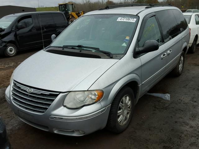 2C8GP54L95R227145 - 2005 CHRYSLER TOWN & COU SILVER photo 2